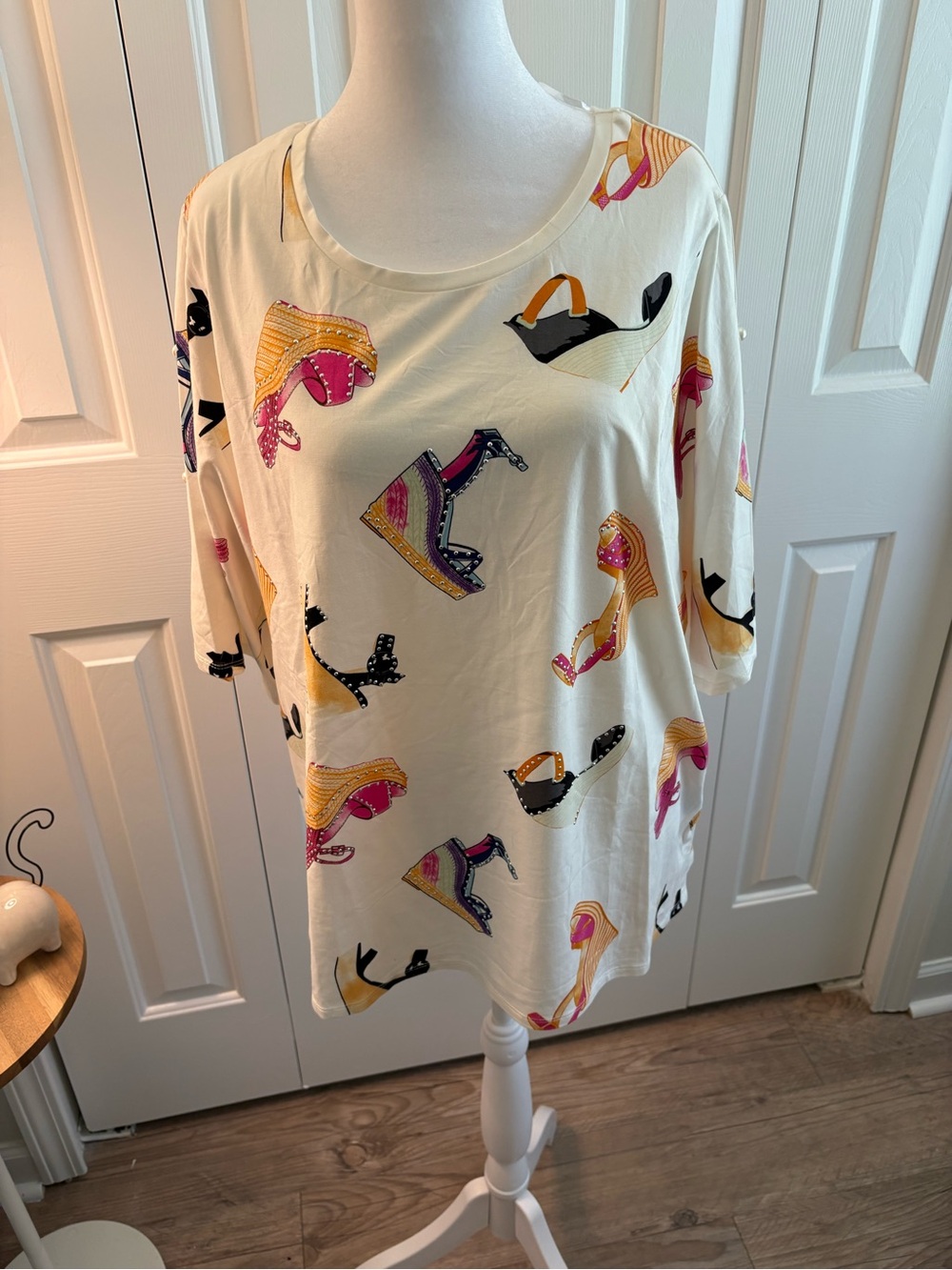 Cream Scoop Neck Short Sleeve Top with Pink & Black Shoe Print